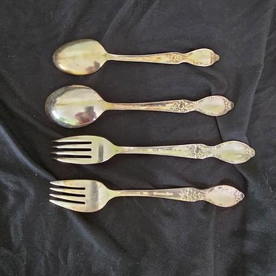 45 Piece WM Rogers 'Victorian Rose' Silverplate Flatware w/Case (DR-JS)