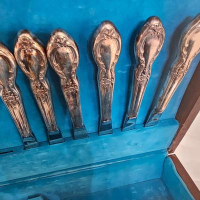 45 Piece WM Rogers 'Victorian Rose' Silverplate Flatware w/Case (DR-JS)