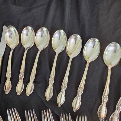 45 Piece WM Rogers 'Victorian Rose' Silverplate Flatware w/Case (DR-JS)