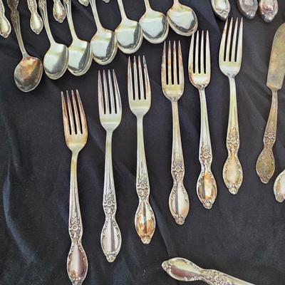 45 Piece WM Rogers 'Victorian Rose' Silverplate Flatware w/Case (DR-JS)