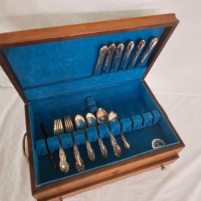 45 Piece WM Rogers 'Victorian Rose' Silverplate Flatware w/Case (DR-JS)