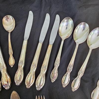 45 Piece WM Rogers 'Victorian Rose' Silverplate Flatware w/Case (DR-JS)