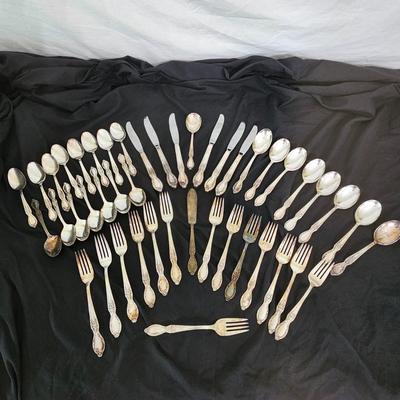 45 Piece WM Rogers 'Victorian Rose' Silverplate Flatware w/Case (DR-JS)