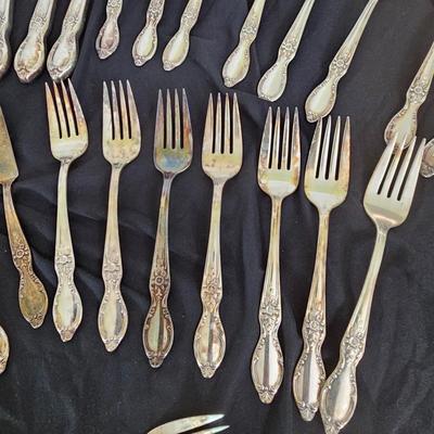 45 Piece WM Rogers 'Victorian Rose' Silverplate Flatware w/Case (DR-JS)