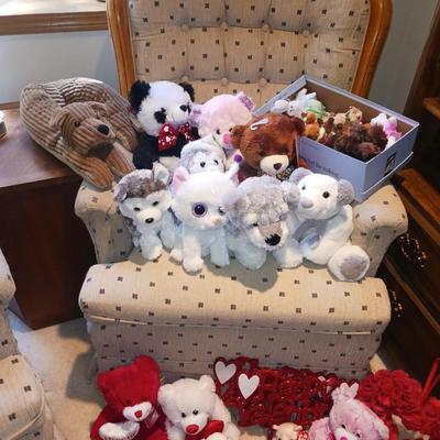 VALENTINE DECORATIONS AND AN ASSORTMENT OF PLUSH ANIMALS