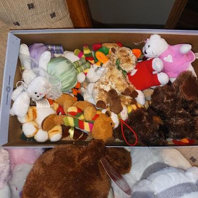 VALENTINE DECORATIONS AND AN ASSORTMENT OF PLUSH ANIMALS