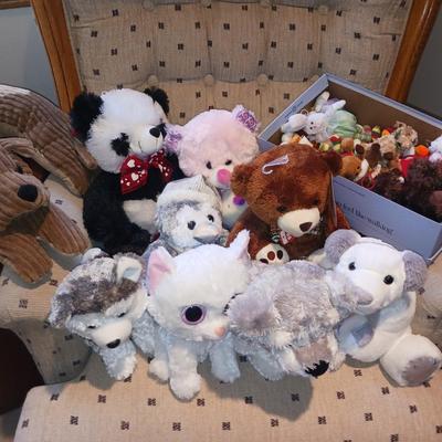 VALENTINE DECORATIONS AND AN ASSORTMENT OF PLUSH ANIMALS