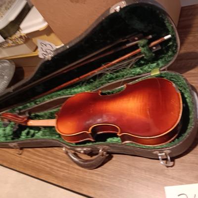 ANTIQUE/VTG COPY OF ANTONIUS STRADIVARIUS VIOLIN IN A HARD SIDED CASE