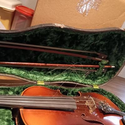 ANTIQUE/VTG COPY OF ANTONIUS STRADIVARIUS VIOLIN IN A HARD SIDED CASE