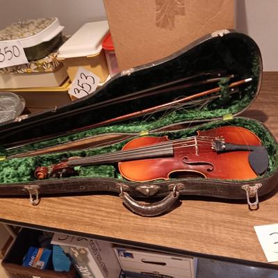 ANTIQUE/VTG COPY OF ANTONIUS STRADIVARIUS VIOLIN IN A HARD SIDED CASE