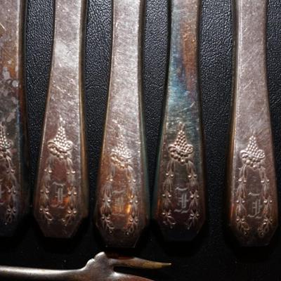 HOLMES & EDWARDS SILVERPLATED FLATWARE "CAROLINA" 1914 PATTERN SERVICE OF SIX