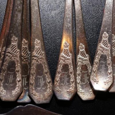 HOLMES & EDWARDS SILVERPLATED FLATWARE "CAROLINA" 1914 PATTERN SERVICE OF SIX