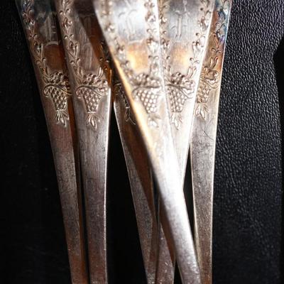 HOLMES & EDWARDS SILVERPLATED FLATWARE "CAROLINA" 1914 PATTERN SERVICE OF SIX