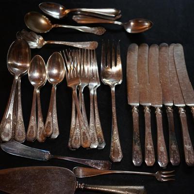 HOLMES & EDWARDS SILVERPLATED FLATWARE "CAROLINA" 1914 PATTERN SERVICE OF SIX