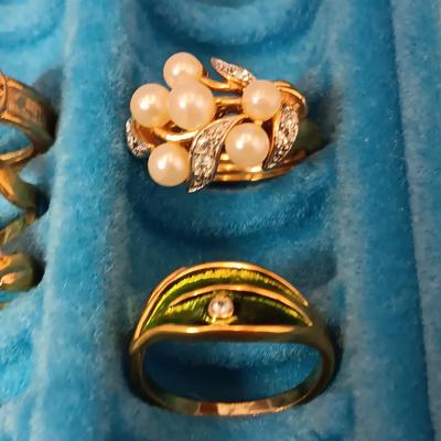 A VARIETY OF COSTUME RINGS AND A RING BOX