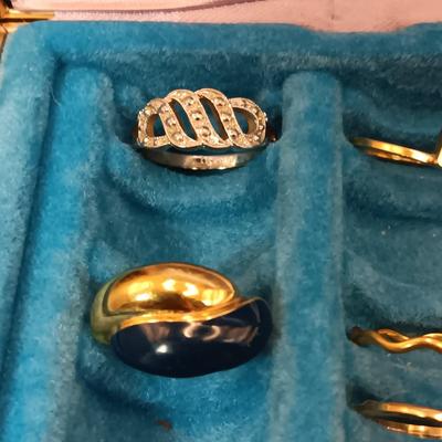 A VARIETY OF COSTUME RINGS AND A RING BOX