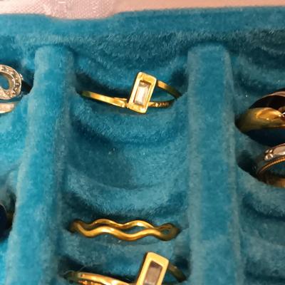 A VARIETY OF COSTUME RINGS AND A RING BOX