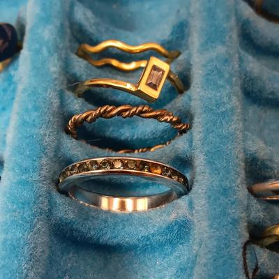 A VARIETY OF COSTUME RINGS AND A RING BOX