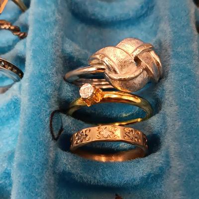 A VARIETY OF COSTUME RINGS AND A RING BOX