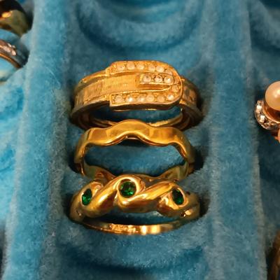 A VARIETY OF COSTUME RINGS AND A RING BOX