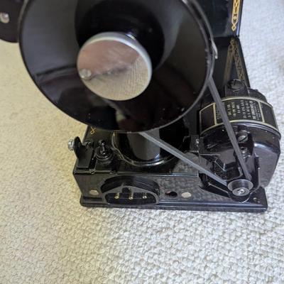 SINGER 221 Featherweight Sewing Machine Comes With Carrying Case Pedal & Accessories (BR1)