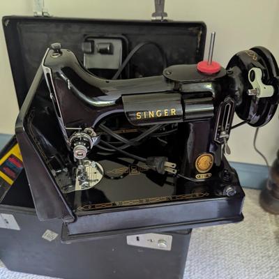 SINGER 221 Featherweight Sewing Machine Comes With Carrying Case Pedal & Accessories (BR1)