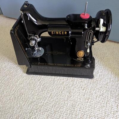 SINGER 221 Featherweight Sewing Machine Comes With Carrying Case Pedal & Accessories (BR1)