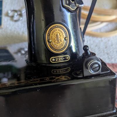 SINGER 221 Featherweight Sewing Machine Comes With Carrying Case Pedal & Accessories (BR1)