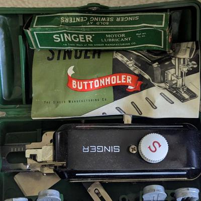SINGER 221 Featherweight Sewing Machine Comes With Carrying Case Pedal & Accessories (BR1)