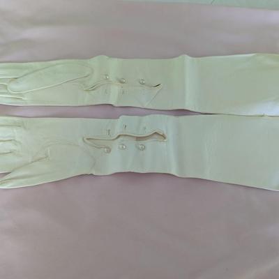 Vintage Women's Gloves One Pair Is Marked Macy Associates Italian Soft Leather (BR1)