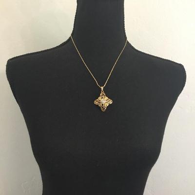 Beautiful vintage necklace gold tone