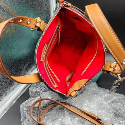 Sale Photo Thumbnail #146: zipper closure
15 x 10 inches    1 interior zipper pocket
2 interior slot pockets
2 handles 
excellent condition 
Retails at $150-200