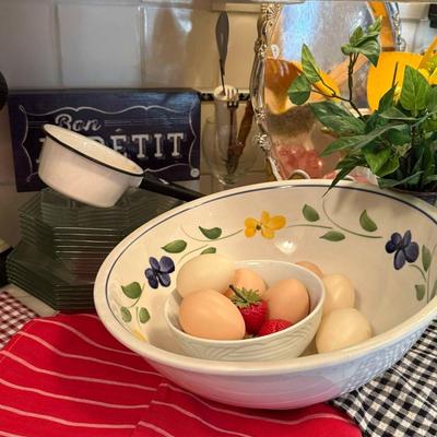 Lot 11: Kitchen Decor Selection