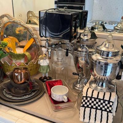 Lot 11: Kitchen Decor Selection