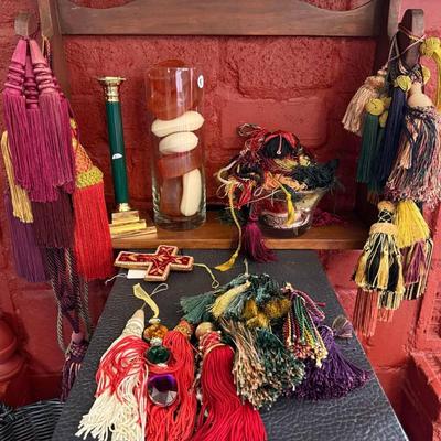 Lot 13: Hank the Deer, Decor Book & More