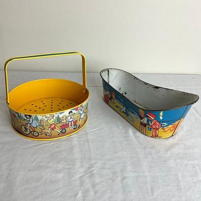 D934 Vintage Sand Sifter With Beach Toy