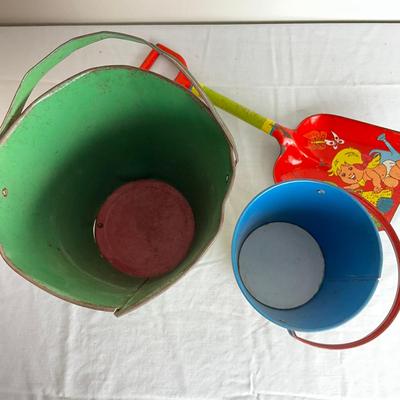 D937 Vintage T. Cohn Sand Pails With One Large Shovel