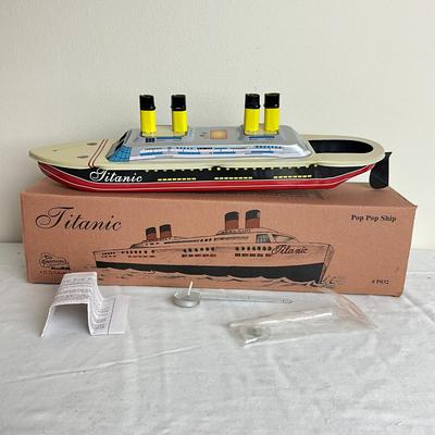 D944 New in Box Titanic Tin Boat By Welly