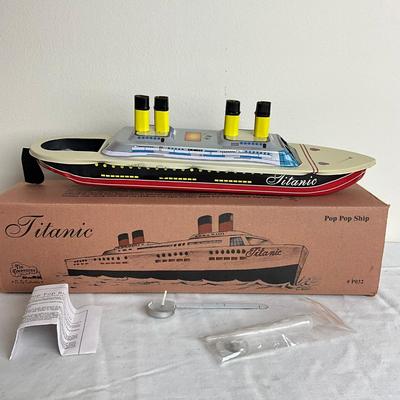 D944 New in Box Titanic Tin Boat By Welly