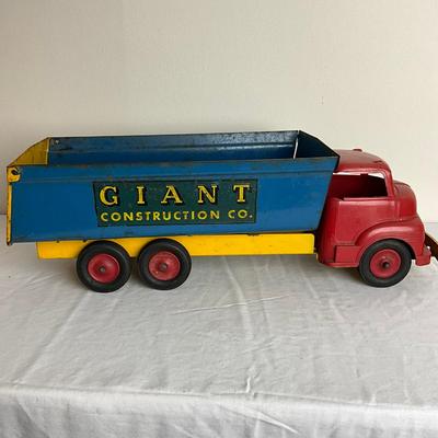 D945 Vintage Giant Construction Co. Truck