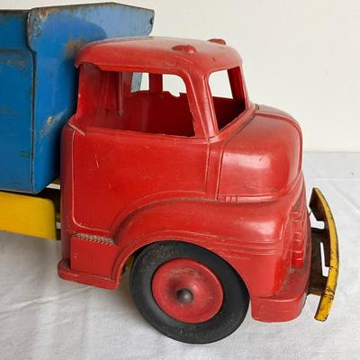 D945 Vintage Giant Construction Co. Truck