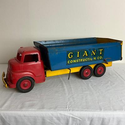 D945 Vintage Giant Construction Co. Truck