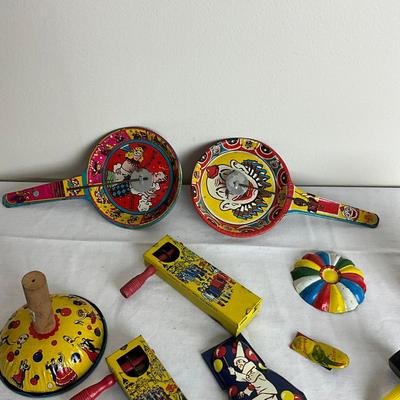 D949 Lot Of Vintage Tin Noise Makers