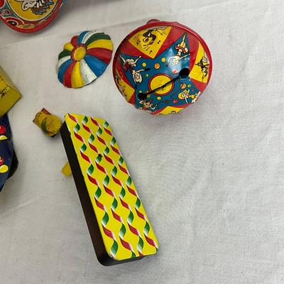 D949 Lot Of Vintage Tin Noise Makers