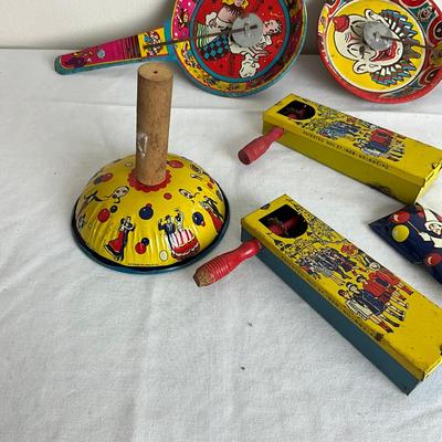 D949 Lot Of Vintage Tin Noise Makers