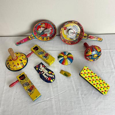 D949 Lot Of Vintage Tin Noise Makers