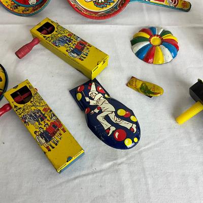 D949 Lot Of Vintage Tin Noise Makers