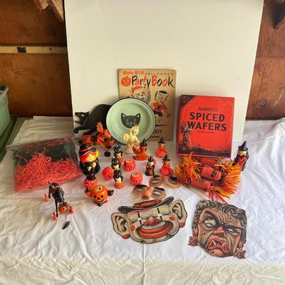 G1032 Lot of Vintage Halloween Decorations