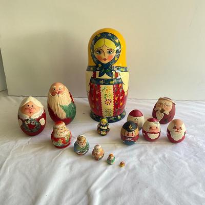 G1038 Vintage Christmas Eggs and Christmas Russian Doll