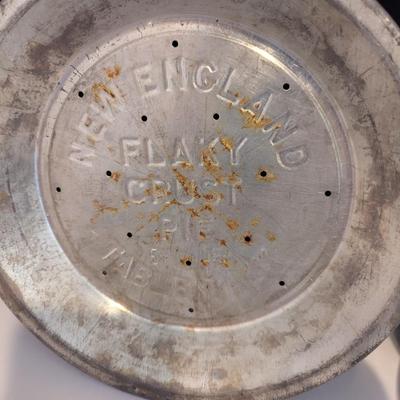 New England Flaky Pie Crust Plate Ovaltine Shaker Lun Pewter K.E.R Sweden Enamel Pot #8 (DR)